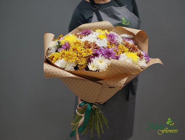 Букет из разноцветной хризантемы в бумаге крафт Фото